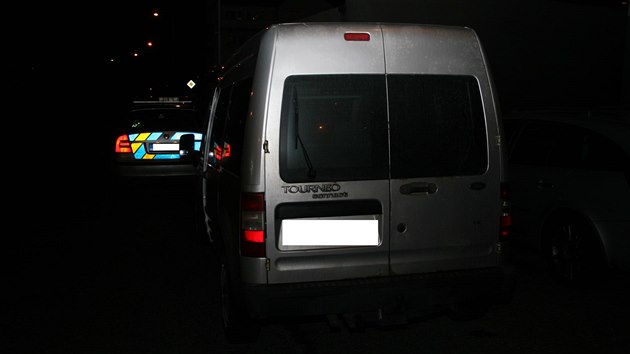 Stříbrný vůz, jímž partneři jezdili do akce.