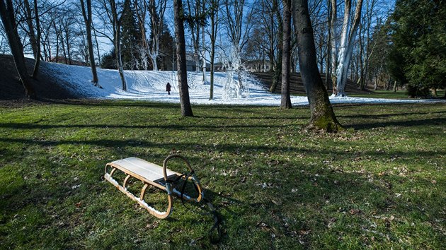 Dky snnmu dlu je v parku uprosted Hradce Krlov snh (22.2.2018).