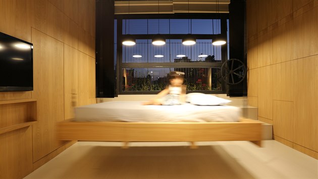 Architekti v tiskovch materilech piznvaj, e se pi navrhovn postele inspirovali tradinmi perskmi houpakami nano.