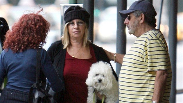 Barbra Streisandov a jej pejsek Samantha (New York, 19. z 2006)