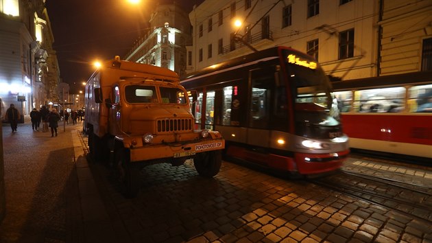 Praskl kolejnice zkomplikovala tramvajovou dopravu v centru Prahy, linky jezd odklonem. (23. nora 2018)