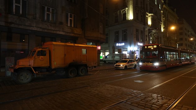 Praskl kolejnice zkomplikovala tramvajovou dopravu v centru Prahy, linky jezd odklonem. (23. nora 2018)