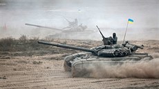 Cvičení ukrajinských tankistů u vsi Gončarivka severovýchodně od Kyjeva... Cvičení ukrajinských tankistů u vsi Gončarivka severovýchodně od Kyjeva...