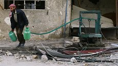 Rozbombardované ulice města Dúmá nedaleko Damašku (25. února 2018) Rozbombardované ulice města Dúmá nedaleko Damašku (25. února 2018)