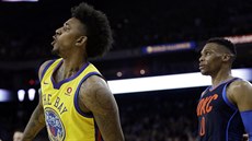 Nick Young z Golden State práv vstelil trojku, pihlíí Russell Westbrook z...