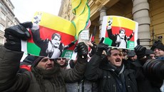 Demonstranti slaví propuštění kurdského předáka Sáliha Muslima. (27. února 2018) Demonstranti slaví propuštění kurdského předáka Sáliha Muslima. (27. února 2018)