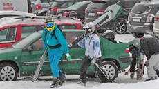 Zaplněná parkoviště, fronty u vleků. Takový obrázek nabízejí v době prázdnin... Zaplněná parkoviště, fronty u vleků. Takový obrázek nabízejí v době prázdnin...
