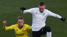 Jan Kalabiška (v bílém) z Karviné skáče pro míč před Milošem Kopečným ze Zlína. Jan Kalabiška (v bílém) z Karviné skáče pro míč před Milošem Kopečným ze Zlína.