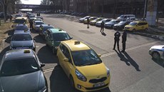 Taxikái se v pondlí na Strahov seli k dalí protestní akci proti idim...