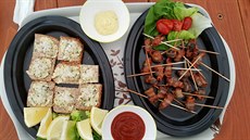 Zajímavý předkrm představují pečení šneci zabalení do plátku slaniny. Zajímavý předkrm představují pečení šneci zabalení do plátku slaniny.