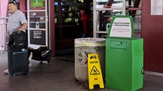 Na letišti v Las Vegas byly nainstalovány zelené kontejnery, do kterých mohou... Na letišti v Las Vegas byly nainstalovány zelené kontejnery, do kterých mohou...