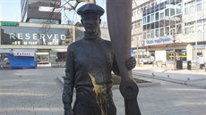 Potřísněná socha Jana Kašpara na pardubické třídě Míru. Potřísněná socha Jana Kašpara na pardubické třídě Míru.