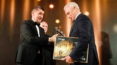 EY Podnikatel roku 2017 Lubomír Stoklásek pebírá cenu od premiéra v demisi...