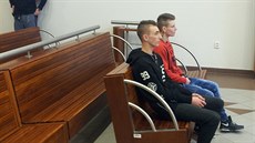Rudolf Knopp (v černé mikině) dostal u soudu souhrnný trest tři a půl roku... Rudolf Knopp (v černé mikině) dostal u soudu souhrnný trest tři a půl roku...
