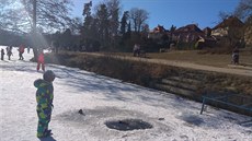 V sobotu byla díra na liberecké přehradě tak velká, že jí mohl propadnout i... V sobotu byla díra na liberecké přehradě tak velká, že jí mohl propadnout i...