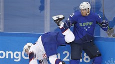 Norský hokejista Niklas Roest v souboji se Slovincem Lukou Vidmarem. (20. února...