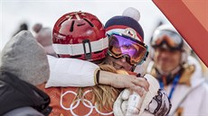 RODIE. eská snowboardistka Ester Ledecká se po vítzství v paralelním obím...