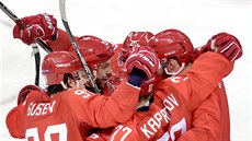 Rutí hokejisté slaví branku Vjaeslava Vojnova v olympijském finále proti...