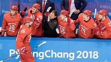 Rutí hokejisté slaví branku Vjaeslava Vojnova (. 26) v olympijském finále...