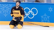 Nmecký hokejista Jonas Müller po prohe v olympijském finále proti Rusku. (25....