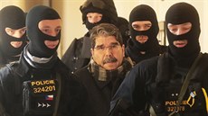 Policejní eskorta doprovodila kurdského předáka Sáliha Muslima k městskému... Policejní eskorta doprovodila kurdského předáka Sáliha Muslima k městskému...