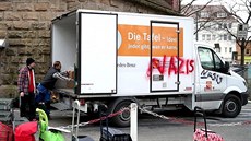 Neznámý vandal pomaloval v německém Essenu automobily charitativní neziskovky... Neznámý vandal pomaloval v německém Essenu automobily charitativní neziskovky...