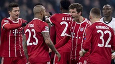 Fotbalisté Bayernu Mnichov se radují ze vsteleného gólu v Lize mistr proti...