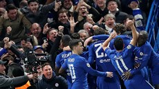 MODRÁ RADOST. Fotbalisté Chelsea slaví gól v zápase Ligy mistr s Barcelonou.