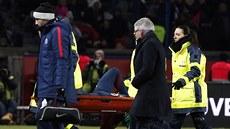Neymar na nosítkách. Brazilskou hvězdu odnesli kvůli zranění ze hřiště v... Neymar na nosítkách. Brazilskou hvězdu odnesli kvůli zranění ze hřiště v...