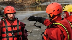 Výcvik praských hasi zamený na záchranu osob propadlých v ledu.