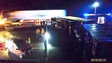 Kamion se v noci převrátil na dálnici D5 u Plzně, narazilo do něj osobní auto.... Kamion se v noci převrátil na dálnici D5 u Plzně, narazilo do něj osobní auto....