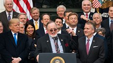 Americký kongresman zvolený za Aljašku Donald Young (uprostřed, 20. prosince... Americký kongresman zvolený za Aljašku Donald Young (uprostřed, 20. prosince...