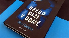 Obálka knihy Někdo cizí v domě Obálka knihy Někdo cizí v domě