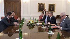 Jednání hnutí ANO o vládě s ČSSD. Ve středu se Andrej Babiš setkal také s SPD a... Jednání hnutí ANO o vládě s ČSSD. Ve středu se Andrej Babiš setkal také s SPD a...