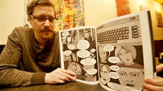 Ondřej Elbel ukazuje komiks Objekt Julek, na němž se s ním podílelo několik... Ondřej Elbel ukazuje komiks Objekt Julek, na němž se s ním podílelo několik...