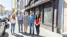 Projekt sdíleného bydlení Symbios (druhý zprava jeho vedoucí Bohuslav Binka)... Projekt sdíleného bydlení Symbios (druhý zprava jeho vedoucí Bohuslav Binka)...