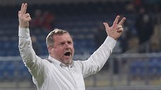 Plzeňský trenér Pavel Vrba slaví s fanoušky postup do osmifinále Evropské ligy. Plzeňský trenér Pavel Vrba slaví s fanoušky postup do osmifinále Evropské ligy.