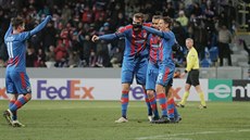 Plzetí fotbalisté Petrela (zleva), Chorý, Hoava se radují z gólu, který...