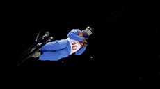 V BRATROVĚ KOMBINÉZE. Jonathan Lillis během olympijského závodu v akrobatických... V BRATROVĚ KOMBINÉZE. Jonathan Lillis během olympijského závodu v akrobatických...