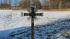 Na fotografiích je kříž u Starých Bříšť před a po řádění zloděje. Poničeny byly... Na fotografiích je kříž u Starých Bříšť před a po řádění zloděje. Poničeny byly...