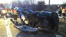 Ve zdemolovaném automobilu zůstali řidič a jeho spolujezdec zaklíněni,... Ve zdemolovaném automobilu zůstali řidič a jeho spolujezdec zaklíněni,...