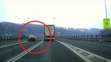 Riskantní předjíždění málem skončilo tragédií Riskantní předjíždění málem skončilo tragédií
