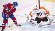 Brankář Philadelphie Flyers Petr Mrázek čelí šanci Montrealu. Jonathan Drouin... Brankář Philadelphie Flyers Petr Mrázek čelí šanci Montrealu. Jonathan Drouin...