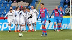 Radost jihlavských fotbalistů a hluboké rozpaky plzeňských hráčů, kteří... Radost jihlavských fotbalistů a hluboké rozpaky plzeňských hráčů, kteří...