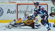 Jan Ordoš z Liberce v šanci před jihlavským brankářem Josefem Kořenářem. Jan Ordoš z Liberce v šanci před jihlavským brankářem Josefem Kořenářem.