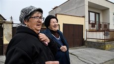 Sousedky Anna a Maria hovoí s novinái u domu zavradného novináe ve Veké...