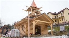 V Podhradí staví roubenou kapličku. Místní o ni usilovali třicet let. V Podhradí staví roubenou kapličku. Místní o ni usilovali třicet let.