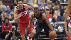 Tomáš Satoranský (vlevo) z Washingtonu sleduje akci Kemby Walkera z Charlotte. Tomáš Satoranský (vlevo) z Washingtonu sleduje akci Kemby Walkera z Charlotte.