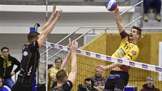 Marek Zmrhal (vlevo) z Karlových Varů čelí útoku Jana Štokra z Liberce. Marek Zmrhal (vlevo) z Karlových Varů čelí útoku Jana Štokra z Liberce.
