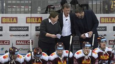 Sparta průběžně posiluje svůj tým, ale přesto prohrála posledních pět zápasů a... Sparta průběžně posiluje svůj tým, ale přesto prohrála posledních pět zápasů a...
